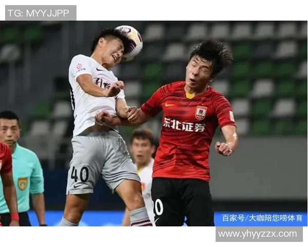 队友因争执在足球场上爆发冲突引发全场混乱的背后故事